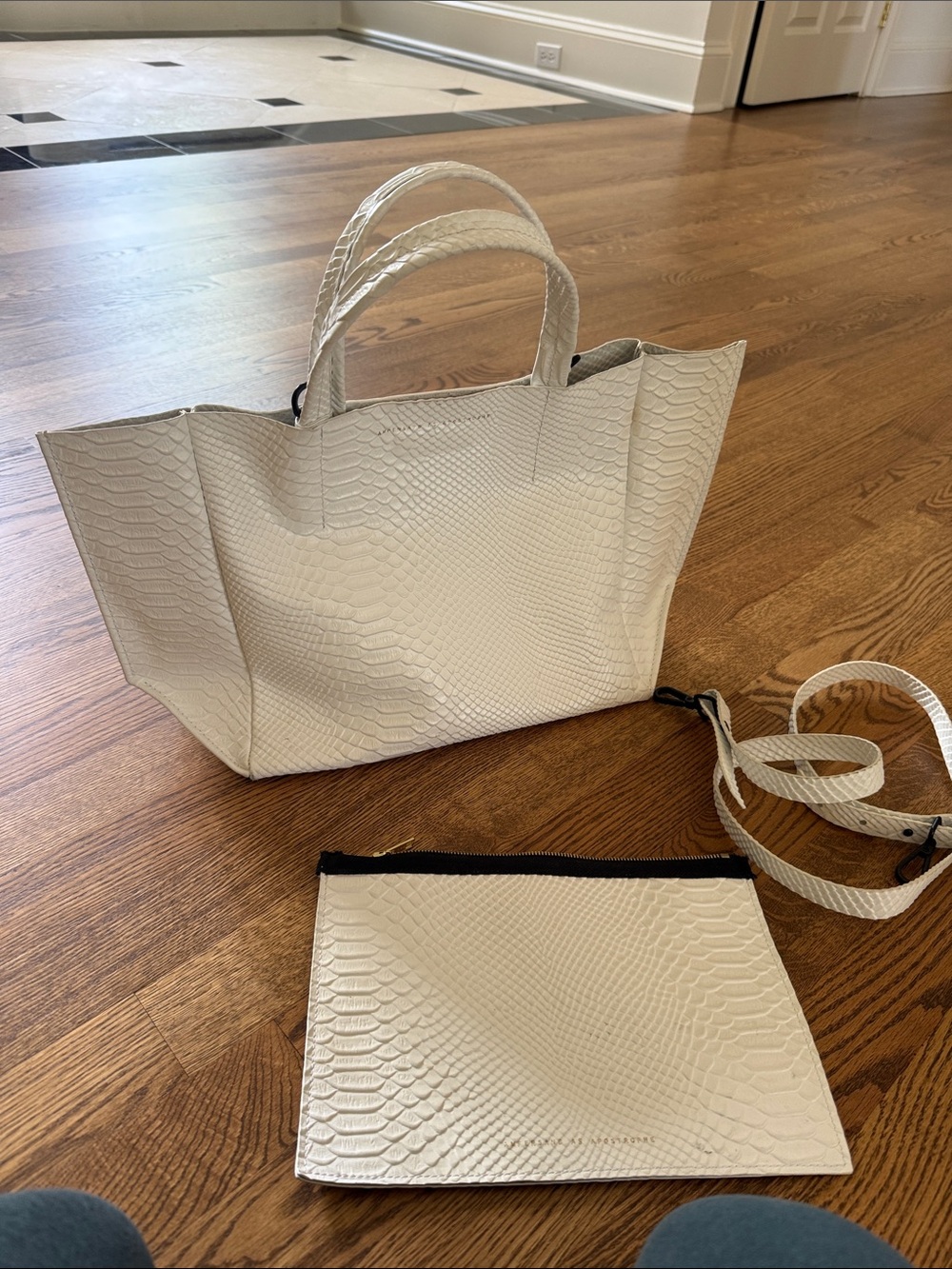 Ampersand As Apostrophe White Textured Tote